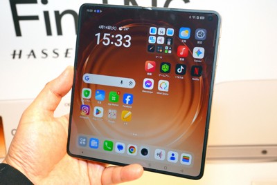 中国OPPOの折りたたみスマホ「OPPO Find N6」。開いたときに折り目が目立たないのが特徴。ペン入力にも対応する＝記事中の写真はすべて筆者撮影
