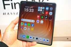 中国OPPOの折りたたみスマホ「OPPO Find N6」。開いたときに折り目が目立たないのが特徴。ペン入力にも対応する＝記事中の写真はすべて筆者撮影