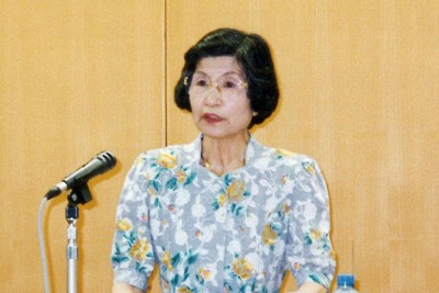 出身地の山梨県で講演をする大森かほるさん＝2002年6月（遺族提供）