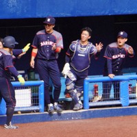 【静岡倶楽部－焼津マリーンズ】二回裏焼津マリーンズ無死、先制本塁打を放った斉藤龍幸（左手前の背番号9）を迎える焼津マリーンズの選手たち＝静岡市葵区の西ケ谷球場で2026年4月19日、藤倉聡子撮影