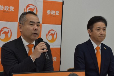 来年の岩手県知事選について「積極的な候補者擁立は考えていない」と語った利部仁・参政党県連会長（左）＝盛岡市で2026年4月20日午前11時1分、山田英之撮影