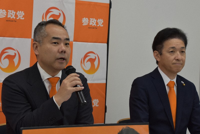 来年の岩手県知事選について「積極的な候補者擁立は考えていない」と語った利部仁・参政党県連会長（左）＝盛岡市で2026年4月20日午前11時1分、山田英之撮影