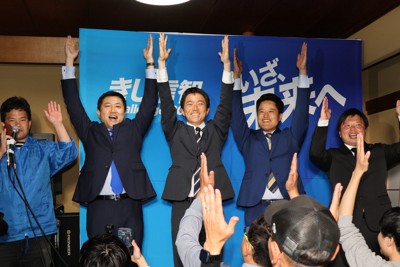 初当選を決め、支持者と万歳をする貴志信智氏（中央）＝久喜市で、2026年4月20日午前0時2分、鷲頭彰子撮影