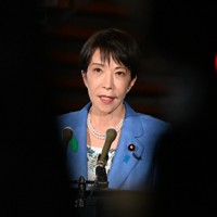ベトナム共産党書記長兼国家主席やパキスタン首相などと行った電話協議について報道陣の取材に応じる高市早苗首相＝首相官邸で2026年4月13日午後5時25分、平田明浩撮影
