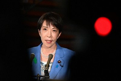 ベトナム共産党書記長兼国家主席やパキスタン首相などと行った電話協議について報道陣の取材に応じる高市早苗首相＝首相官邸で2026年4月13日午後5時25分、平田明浩撮影