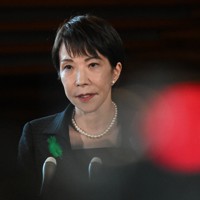 三陸沖を震源地とする地震の発生を受け、報道陣の取材に応じる高市早苗首相＝首相官邸で2026年4月20日午後5時18分、平田明浩撮影