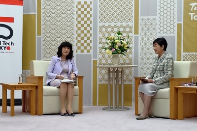 片山さつき財務相（左）と意見交換する小池百合子知事＝都庁で2026年4月20日、柳澤一男撮影