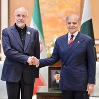 握手を交わすイランのガリバフ国会議長（左）とパキスタンのシャリフ首相＝イスラマバードで2026年4月11日（パキスタン首相府提供・ロイター）