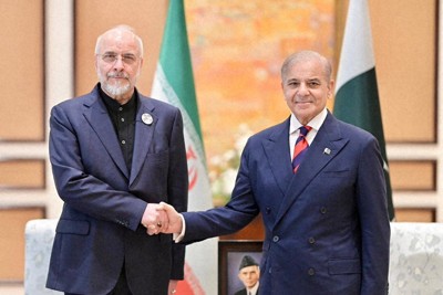 握手を交わすイランのガリバフ国会議長（左）とパキスタンのシャリフ首相＝イスラマバードで2026年4月11日（パキスタン首相府提供・ロイター）