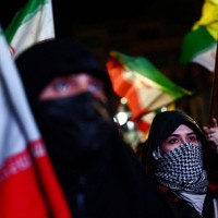 イランの首都テヘランで行われた反米デモに参加する人たち＝2026年4月19日、WANAロイター