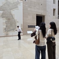 韓国国立中央博物館で展示物を撮影している女性ら＝ソウルで2026年4月13日午後5時6分、日下部元美撮影