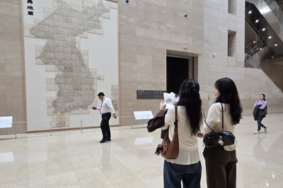 韓国国立中央博物館で展示物を撮影している女性ら＝ソウルで2026年4月13日午後5時6分、日下部元美撮影