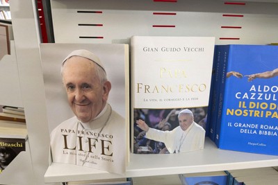 ローマの書店に並んだ前ローマ教皇フランシスコ関連の書籍＝17日（共同）