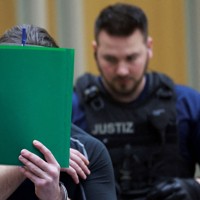 ロシアの情報機関に協力して放火事件などに関与したとしてドイツで裁判にかけられているウクライナ国籍の人物＝ドイツ南部シュツットガルトの裁判所で2026年3月17日、ロイター
