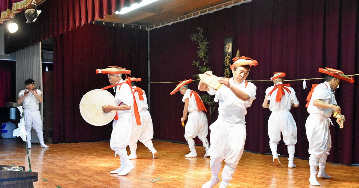 五穀豊穣願い、伝統の舞　福岡・上毛で松尾山のお田植祭