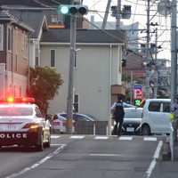 緊急銃猟実施を前に周辺道路で交通規制をかけ、車を誘導する警察官ら＝仙台市青葉区木町通2で2026年4月19日午後6時7分、山中宏之撮影