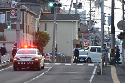 緊急銃猟実施を前に周辺道路で交通規制をかけ、車を誘導する警察官ら＝仙台市青葉区木町通2で2026年4月19日午後6時7分、山中宏之撮影