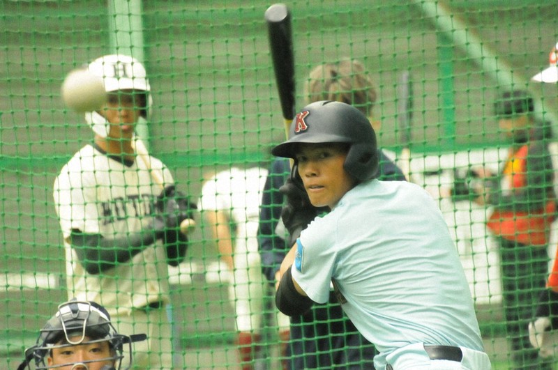打撃練習に励む近大付の小久保成逢選手（手前右）＝奈良県内で2026年4月5日午前9時44分、村上正撮影