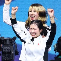 ミラノ五輪の女子で銅メダルが確定し、喜ぶ中井亜美選手（手前）と、金メダルとなった米国のアリサ・リュウ選手＝ミラノ・アイススケートアリーナで2026年2月19日、猪飼健史撮影