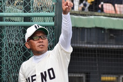 大分上野丘の松田幸史監督＝鹿児島市の平和リース球場で2026年4月20、牧野大輔撮影