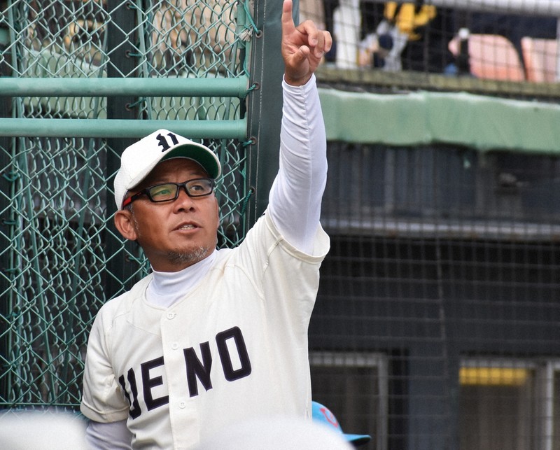 大分上野丘の松田幸史監督＝鹿児島市の平和リース球場で2026年4月20、牧野大輔撮影