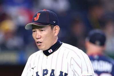 WBC1次リーグチェコ戦でグラウンドに出る井端弘和監督＝東京ドームで2026年3月10日、前田梨里子撮影
