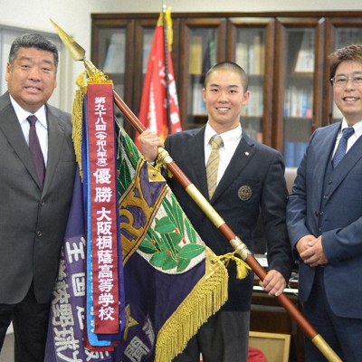 センバツ優勝の大阪桐蔭にペナント授与　監督ら、夏向け意気込み