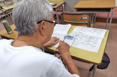 簿記の授業。「数学は苦手だが、商売をしたこともあるので簿記は楽しい」と染谷さん
