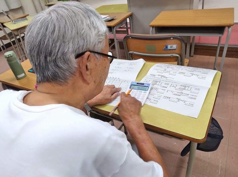 簿記の授業。「数学は苦手だが、商売をしたこともあるので簿記は楽しい」と染谷さん