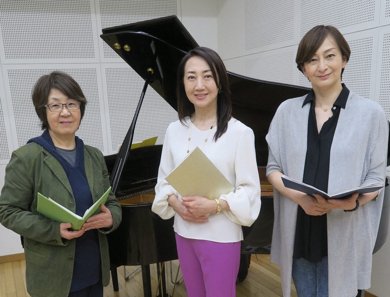 朗読ミュージカルに出演する（左から）未沙のえるさん、稔幸さん、成瀬こうきさん＝東京都内で、明珍美紀撮影