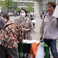 道頓堀での劇場存続を求め、なんば広場で行われた署名活動＝大阪市中央区で2026年4月20日午後2時5分、関雄輔撮影