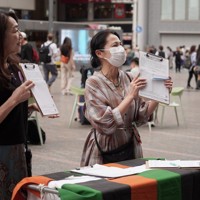 道頓堀での劇場存続を求め、なんば広場で行われた署名活動＝大阪市中央区で2026年4月20日午後1時32分、関雄輔撮影