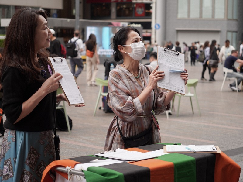道頓堀での劇場存続を求め、なんば広場で行われた署名活動＝大阪市中央区で2026年4月20日午後1時32分、関雄輔撮影