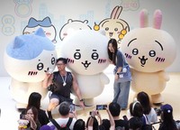 People take pictures with characters of Japanese manga "Chiikawa" in Hong Kong on April 18, 2026. (For editorial use only)(Photo not for sale)(Kyodo)