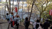 People evacuate to a park on high ground after a tsunami warning in Kamaishi, Iwate Prefecture, April 20, 2026. (Mainichi/Shinichi Okuda)