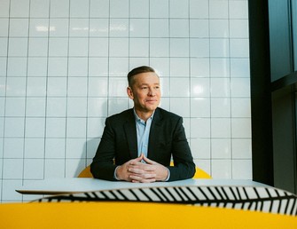 マクドナルドのケンプチンスキーCEOは「老いも若きも、富める人も貧しい人も、あらゆる層にサービスを提供しなければならない」と話す＝Kevin Serna for WSJ