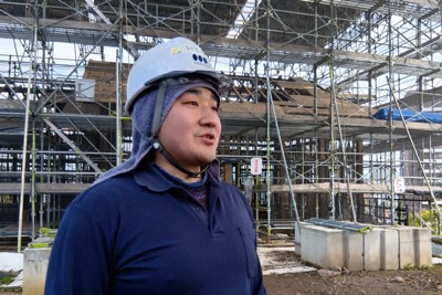 修復作業が続く国重要文化財「田子櫓」の前で復興への思いを語る出良大空さん＝熊本市中央区で3月