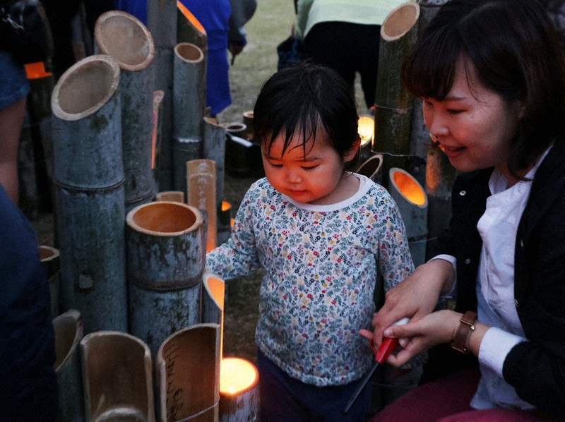 熊本地震の「前震」から10年となったこの日、甚大（じんだい）な被害が出た熊本県益城町（ましきまち）では約650本の竹灯籠（たけとうろう）に明かりがともされ、多くの人が犠牲者に祈（いの）りをささげた＝14日