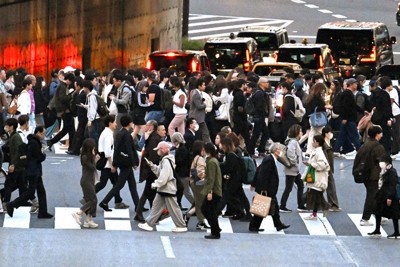 都心では日々、大勢の人たちが行き交う＝東京都新宿区で、渡部直樹撮影