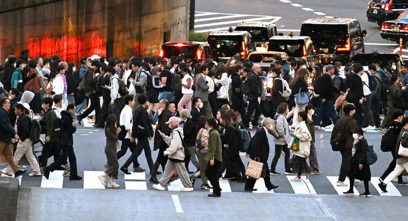 都心では日々、大勢の人たちが行き交う＝東京都新宿区で、渡部直樹撮影
