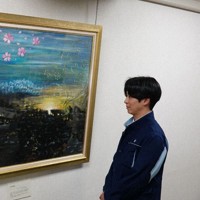 岩手県山田町役場の応接室に飾られたバハレ・アブドラヒィヤンさんの絵画「不死鳥」＝奥田伸一撮影
