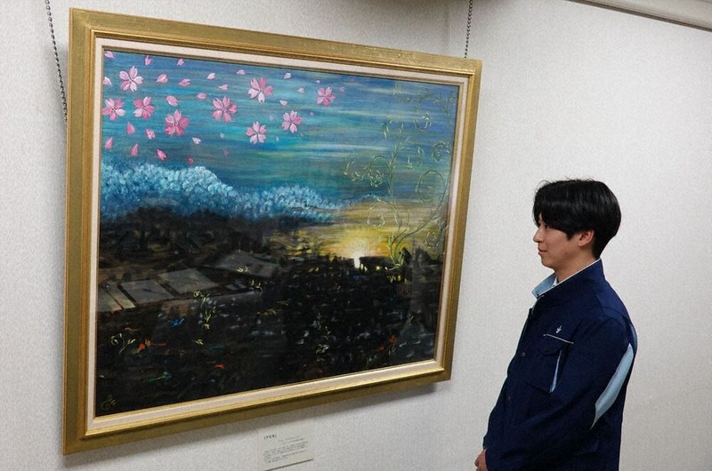 岩手県山田町役場の応接室に飾られたバハレ・アブドラヒィヤンさんの絵画「不死鳥」＝奥田伸一撮影
