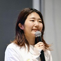 スピーチする「FIFTYS PROJECT」代表の能條桃子さん＝東京都千代田区で2026年4月11日、共同