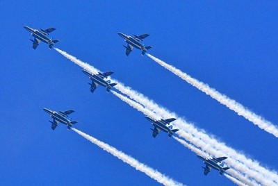 青空を背景に編隊を組んで飛ぶブルーインパルス＝新潟県小千谷市で2026年4月19日、大竹俊夫さん撮影