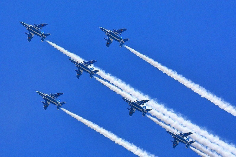 青空を背景に編隊を組んで飛ぶブルーインパルス＝新潟県小千谷市で2026年4月19日、大竹俊夫さん撮影