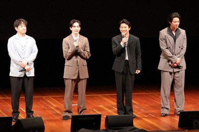 軽妙なトークで会場を盛り上げた俳優の（左から）迫田孝也さん、松下洸平さん、仲野太賀さん、大東駿介さん＝高島市今津町の高島市民会館で、長谷川隆広撮影