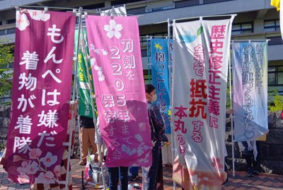 架空団体ののぼりが並んだコーナーでは、それぞれ工夫を凝らした文言ののぼりが並んだ＝東京都千代田区で2026年4月19日午後3時32分、東海林智撮影