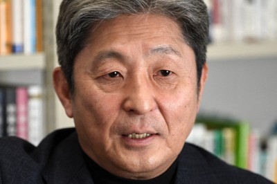 インタビューに答える元海将で金沢工業大大学院教授の伊藤俊幸氏＝東京都港区で2022年1月31日、竹内紀臣撮影