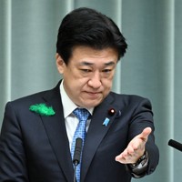 記者会見で防衛装備移転三原則と運用指針の改定を発表し、質問者を指名する木原稔官房長官＝首相官邸で2026年4月21日午前9時52分、平田明浩撮影