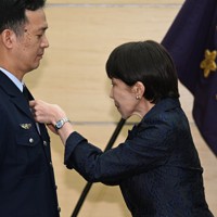 内閣総理大臣特別賞を受賞した自衛隊部隊の代表者を表彰する高市早苗首相（右）＝首相官邸で2026年4月21日午前10時2分、平田明浩撮影